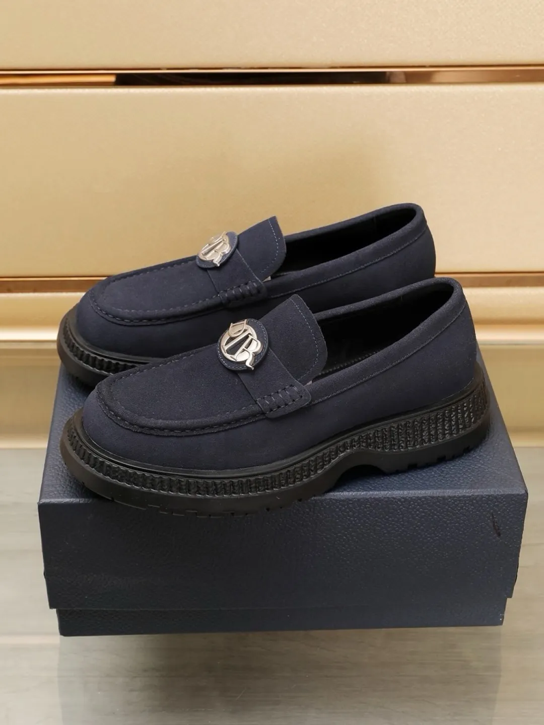 Factory P500💰dior 🆕Men's classic loafers, which combine classic shoe styles with retro California style. Slipper style design, easy to put on and take off. Crafted from top-grain cowhide leather, they feature a rubber lugged sole and the DIO* AND SHAWN signature in brass and enamel. Wear it with casual clothing or a suit. Size: 38-44 (45.46 customized